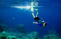 Frau schnorchelt im blauen Meer