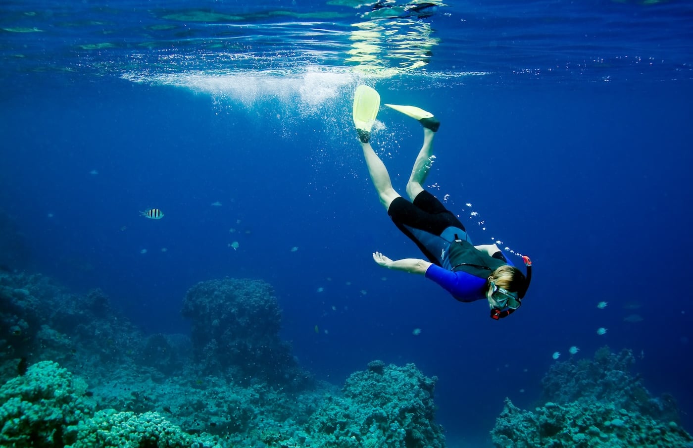 Frau schnorchelt im blauen Meer